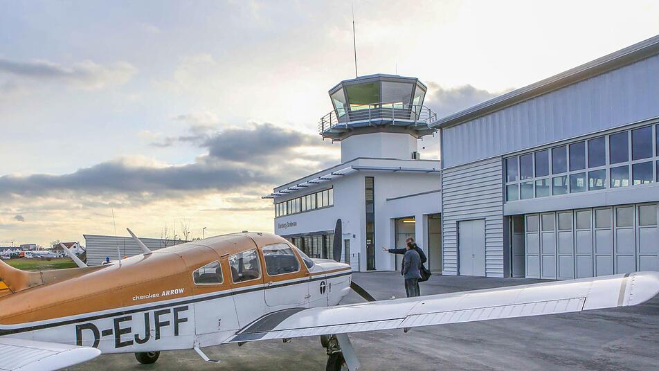 Blick aus dem Tower über den Flugplatz Breitenau: Derzeit finden dort Bauarbeiten statt, um die Flugsicherheit für den Instrumentenflug zu gewährleisten. Wenn der Platz zum Naturschutzgebiet würde, seien kurzfristige Änderungen nicht mehr möglich, befürchtet Aero-Club-Vorsitzender Hanno Stock.  Foto: Klein