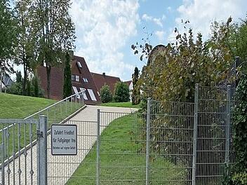Vom neu ausgewiesenen Behindertenparkplatz aus sei der Zugang zum Aischer Friedhof viel zu steil, bemängelt die SPD. Foto: privat