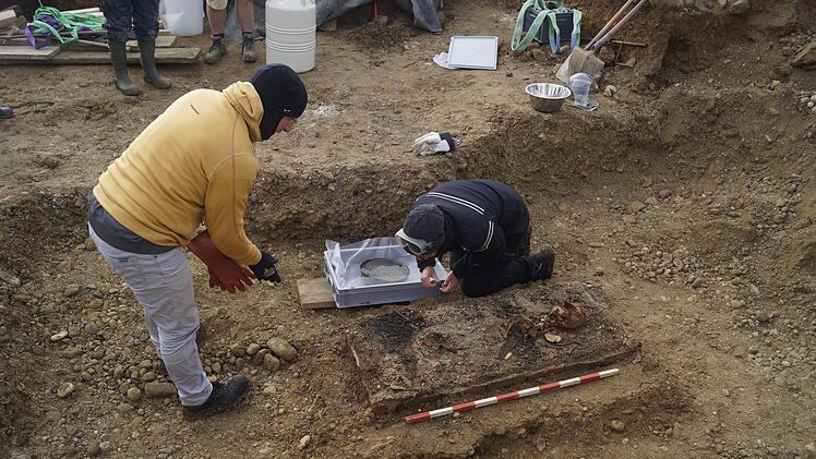 Mit einer neuartigen Methode haben Wissenschaftler im Allgäu ein rund 1300 Jahre altes Grab eines Buben geborgen: Das gesamte Grab mit dem umliegenden Erdreich wurde eingefroren und aus dem Boden gehoben.