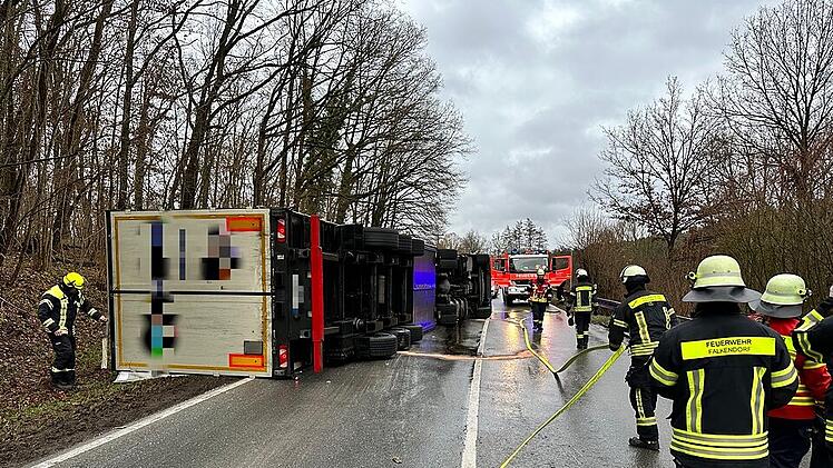 Laster im Kreis Erlangen-Höchstadt umgekippt: Autos entgehen Unfall um Haaresbreite - Trucker war wohl betrunken
