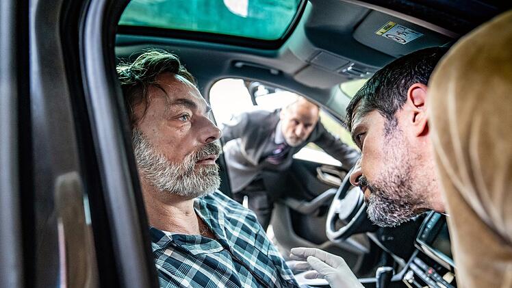 Der Funde der Leiche von Luzel (Peter Benedict, links) stellt Dupin (Pasquale Aleardi, rechts) und Kadeg (Jan Georg Schütte) vor ein Rätsel.