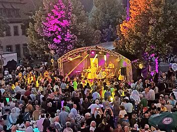 Der Marktplatz wird beim Festival Abend.Licht in stimmungsvolles Licht getaucht.