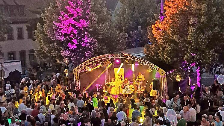 Der Marktplatz wird beim Festival Abend.Licht in stimmungsvolles Licht getaucht.