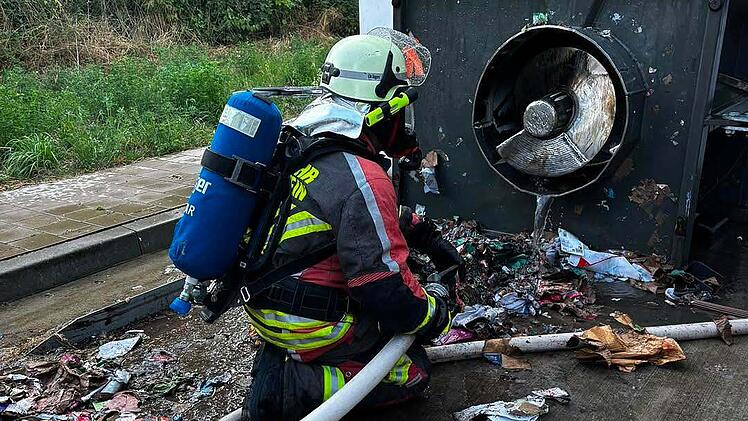 Supermarkt in Bad Staffelstein evakuiert: Feuerwehr bek&auml;mpft Rauchentwicklung