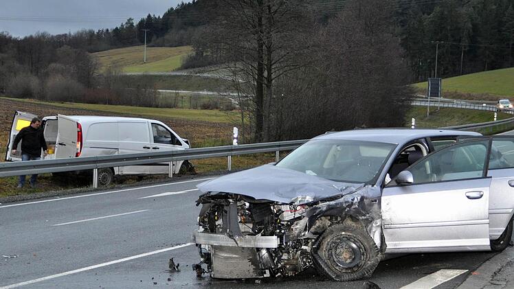 Schwere Verletzungen erlitt der Fahrer des Kleintransporters (links), der von dem Audi gerammt worden war.