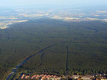 Entlang des Frankenschnellwegs soll sich die Ostumfahrung erstrecken. Im Hintergrund: Strullendorf und Hirschaid. Am Mittwoch fiel der Stadtrat die Entscheidung für oder gegen die Variante.  Foto: Ronald Rinklef