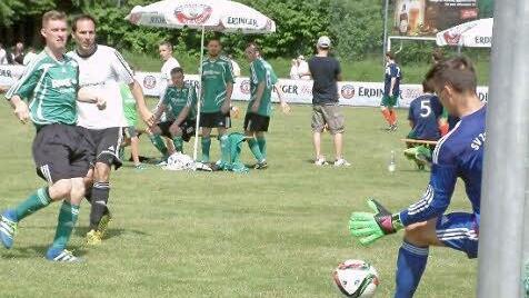 Der TSV Sonnefeld (weißes Trikot) kam über ein 1:1 gegen den SV Zapfendorf nicht hinaus, weil der SVZ-Torwart in dieser Partie über sich hinauswuchs. In dieser Szene pariert er einen Schuss von Sonnefelds Spielertrainer Bastian Renk (im Hintergrund).