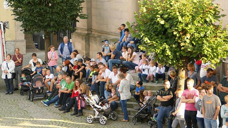 Groß war das Interesse an der Schauübung; die große Treppe der Stadtpfarrkirche wurde zur Tribüne umfunktioniert.