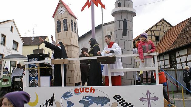 "Vertragt euch endlich!", rufen die Mitglieder des Pfeifenclubs Muslimen und Christen zu.   Fotos: Renate Neubecker