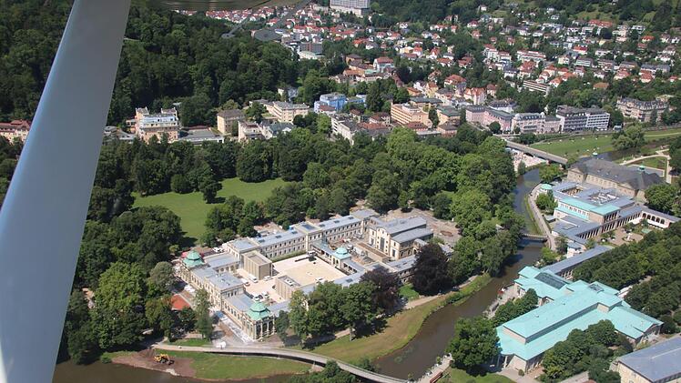Blick aus der Luft auf die größte Baustelle der Stadt: das Behördenzentrum im Luitpoldbad samt Umfeld.