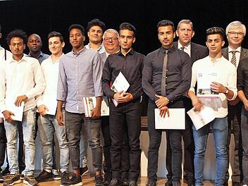 Gruppenbild mit den geehrten Absolventen und den Offiziellen im Hegelsaal Foto: p