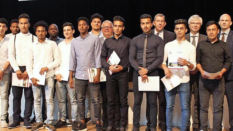 Gruppenbild mit den geehrten Absolventen und den Offiziellen im Hegelsaal Foto: p