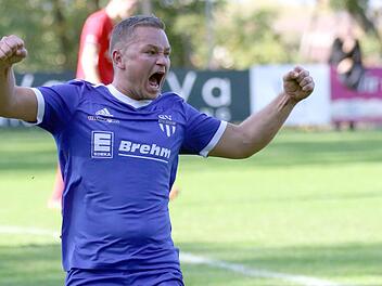 Spielertrainer Patrick Schuberth erzielte das 1:0 und per Elfmeter das 2:0 beim Heimsieg der Ketschendorfer.  Foto: Timo Geldner