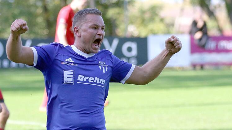 Spielertrainer Patrick Schuberth erzielte das 1:0 und per Elfmeter das 2:0 beim Heimsieg der Ketschendorfer.  Foto: Timo Geldner