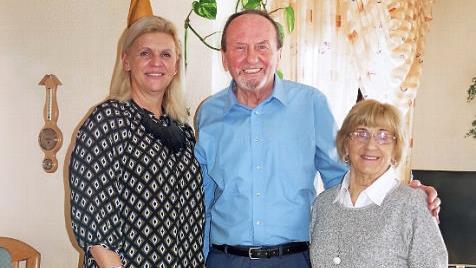 Jubilar Werner Hoffmann zusammen mit seiner Ehefrau Erika (rechts) und Bürgermeisterin Susanne Grebner Foto: Heike Schülein