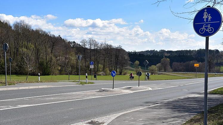 Die neue Querungshilfe am Ortsausgang von L&ouml;sau in Richtung Kulmbach blickend. Foto: Uschi Prawitz