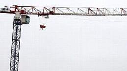 30 Meter hoch ist der Kran, an dem der Einkaufswagen hängt.  Fotos: Christiane Lehmann
