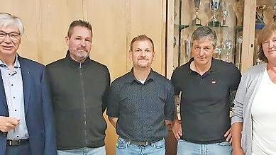 Bürgermeister Rüdiger Gerst freut sich mit Thomas Scholz, Alexander Buresch, Bernhard Görtler und Martina Förner (v. l.).