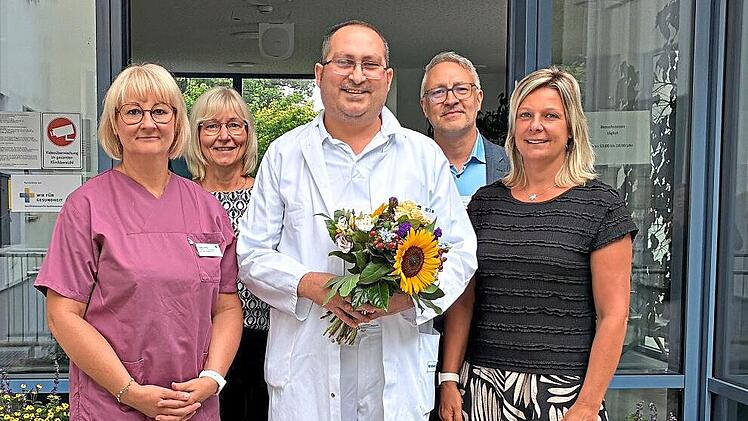 MFA Diana H&ouml;fler, Verwaltungsmitarbeiterin Annette Koschwitz, Riyadh Mahfoud, Klinikmanager Marco Zipfel und MVZ-Koordinatorin Nadine Diller (von links). SKOF
