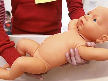 Im Kurs für das Babysitter-Diplom lernt man nicht nur das richtige Baden.  Foto: Archiv