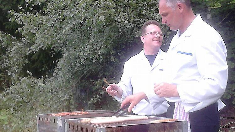 Mittags gab es Bratwürste und Steaks frisch vom Grill