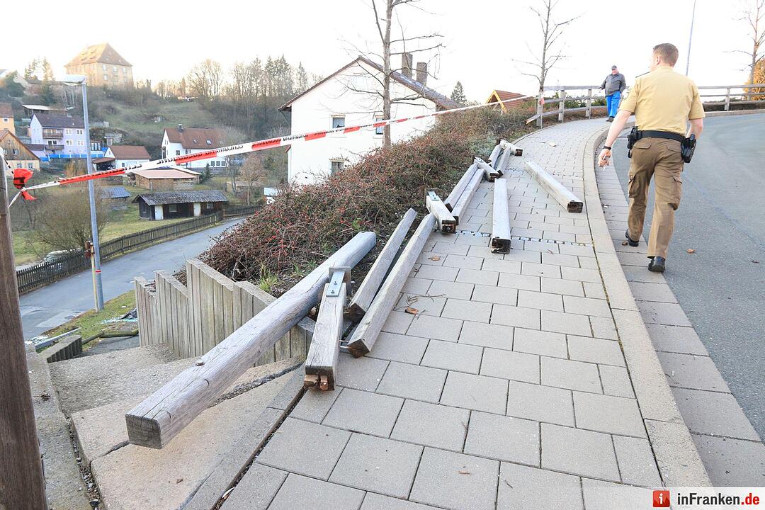 Pkw überschlägt sich in Hollfeld