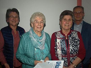 Für ihre Treue zeichneten die Vorsitzenden Marieluise Lenz (links) und Werner Dengler (rechts) Elli Siegel (2. von links) für 40 und Irmgard Bauer für 25 Jahre im Trimm-Dich-Verein Ebenhausen aus.  Foto: Stefan Geiger
