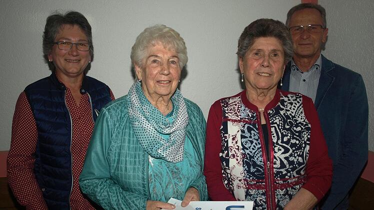 Für ihre Treue zeichneten die Vorsitzenden Marieluise Lenz (links) und Werner Dengler (rechts) Elli Siegel (2. von links) für 40 und Irmgard Bauer für 25 Jahre im Trimm-Dich-Verein Ebenhausen aus.  Foto: Stefan Geiger