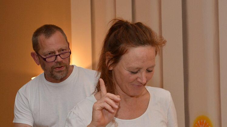 Günther Gößmann-Schmitt und Helga Arnold in einer Spielszene  Foto: Björn Hein