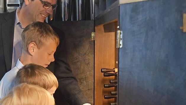 Die Orgelführung von Markus Heunisch brachte große und kleine Gästen zum Staunen.