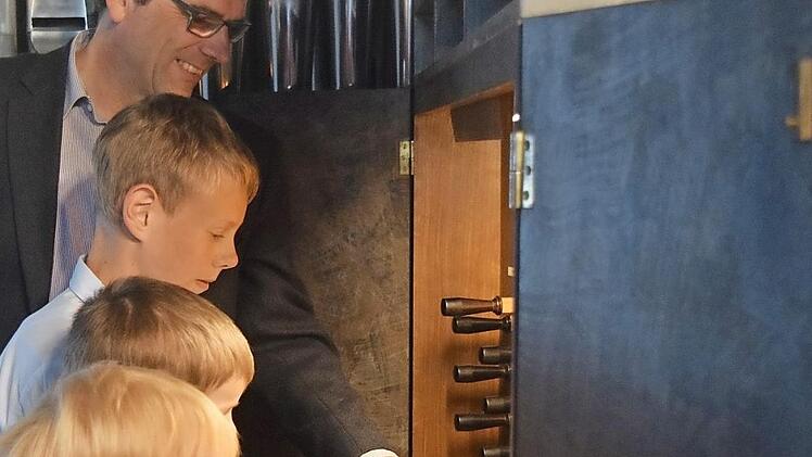 Die Orgelführung von Markus Heunisch brachte große und kleine Gästen zum Staunen.