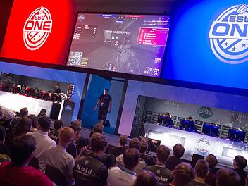 Elektrosportler: Zuschauer bei einem Turnier der eSport-Liga ESL. Die ESL plant, bei einem derartigen Turnier Ende des Monats, erstmals Doping-Tests einzuführen.  Marius Becker, dpa