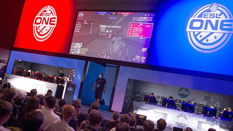 Elektrosportler: Zuschauer bei einem Turnier der eSport-Liga ESL. Die ESL plant, bei einem derartigen Turnier Ende des Monats, erstmals Doping-Tests einzuführen.  Marius Becker, dpa