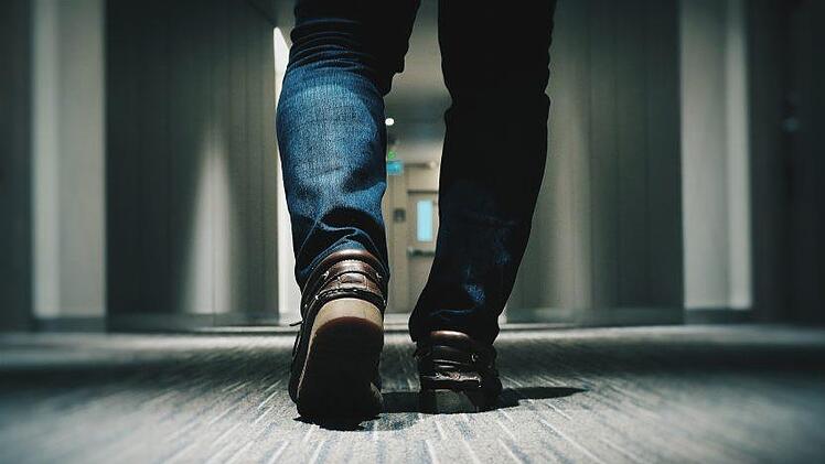In einem Geschäft am Hamburger Ballindamm versuchten zwei Diebe dutzende Jeanshosen zu stehlen. Der Ladendetektiv kam ihnen auf die Schliche.  Symbolbild: pixabay.com/pexels