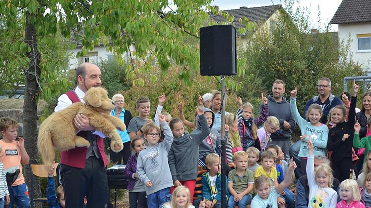 Der Bauchredner Marcelini und sein Hund Oscar waren sehr beliebt bei den Kindern.