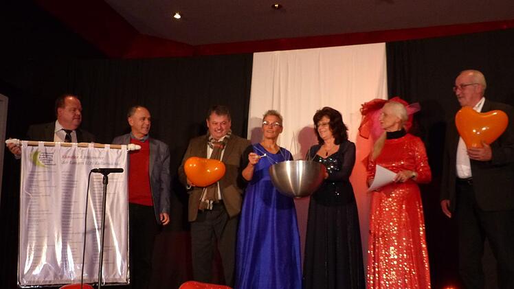 Nicht fehlen durfte beim 10. Mal "Lange LQN-Kulturnacht" eine kleine Geburtsfeier. Im Bild (von links) Grafengehaigs Bürgermeister Werner Burger, Marktleugasts Bürgermeister Franz Uome, Ideengeber Gerhard Leinfelder, Organisatorinnen Edina Thern, Karin Thomas und Marianne Renke sowie LQN-Vorsitzender Hermann Dörfler. Foto: Klaus-Peter Wulf