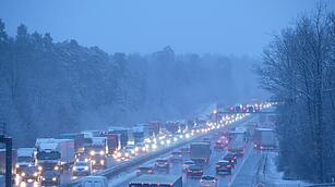 Schnee sorgt für Verkehrschaos in Franken