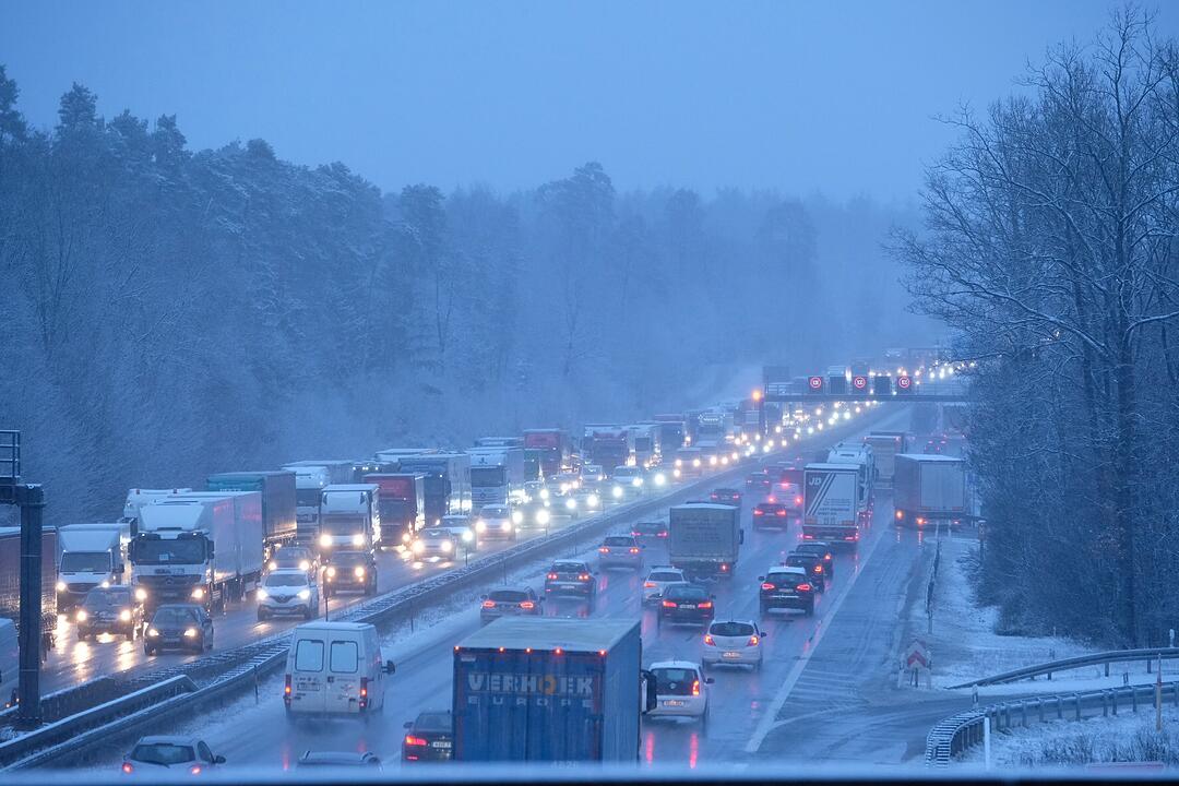 Schnee sorgt für Verkehrschaos in Franken