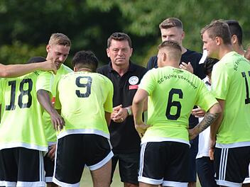 Fühlt sich im Kreis seiner Schützlinge pudelwohl: Dieter Kurth hat seiner Trainervertrag beim Bezirksligisten SC Sylvia Ebersdorf um ein weiteres Jahr verlängert. Foto: Gunther Czepera/Archiv