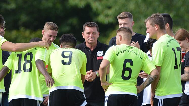 Fühlt sich im Kreis seiner Schützlinge pudelwohl: Dieter Kurth hat seiner Trainervertrag beim Bezirksligisten SC Sylvia Ebersdorf um ein weiteres Jahr verlängert. Foto: Gunther Czepera/Archiv
