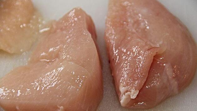 Experten raten, Geflügelfleisch nicht abzuwaschen, um die Verbreitung von Keimen zu vermeiden. Symbolbild: pixabay.com