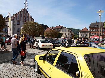 Automobile Schaustücke füllen den Marktplatz.Arkadius Guzy
