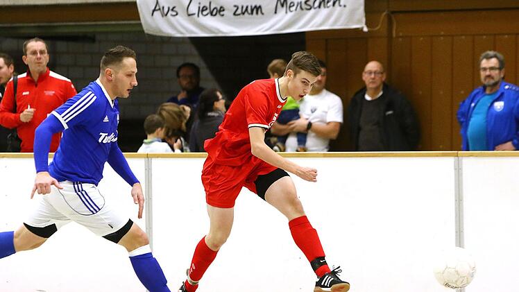 Felix Schneider (TSV 08) zieht im Halbfinale gegen den VfB (links Andreas Reuther) ab. Foto: Monika Limmer