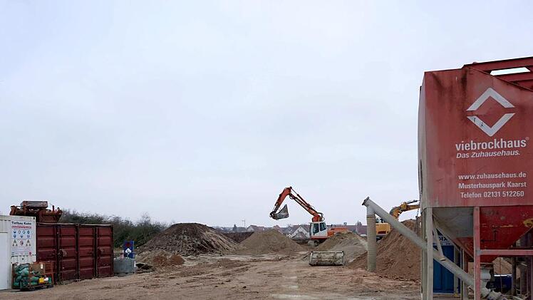 Die Erschließungsarbeiten sind im Baugebiet Heßdorf-Süd bereits im vollen Gange. Foto: Richard Sänger