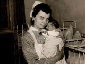 Bei der "Nachtwache" im Eberner Krankenhaus nahm Hildegard Einwag, hier ein Foto aus dem Jahr 1962, schon manchmal ein Neugeborenes auf den Arm. Repro: Helmut Will