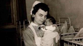 Bei der "Nachtwache" im Eberner Krankenhaus nahm Hildegard Einwag, hier ein Foto aus dem Jahr 1962, schon manchmal ein Neugeborenes auf den Arm. Repro: Helmut Will