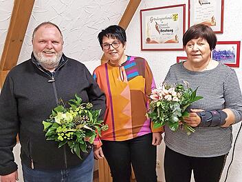 Die Vorsitzende des Obst- und Gartenbauvereins Neufang, Sonja Kotschenreuther (Mitte), hat Werner Badum und Margit Beitzinger für langjährige Treue geehrt.