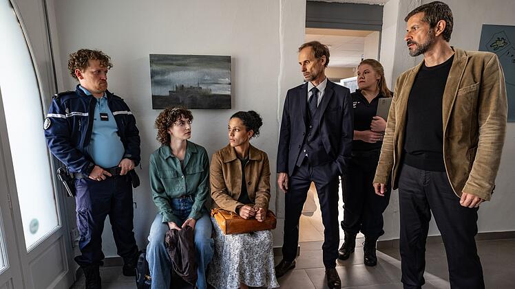 Zwei der "drei Schwestern",  Enora (Franziska von Harsdorf, zweite von links) und C&eacute;leste (Amal Keller, dritte von links), werden zur Befragung geladen. Sie sorgen sich um Rayanne. Dupin (Pasquale Aleardi, rechts), Kadeg (Jan Georg Sch&uuml;tte, dritter von rechts), Nevou (Gisa Flake) und Gendarm Roderic (Laurenz Lerch) zeigen sich besorgt.