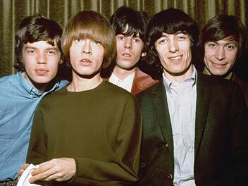 Die Rolling Stones im Jahr 1964 (von links): Mick Jagger, Brian Jones, Keith Richards, Bill Wyman und Charlie Watts. Die Doku "Brian Jones und die Rolling Stones" erz&auml;hlt die Geschichte des eigentlichen Chefs der Band, der fr&uuml;h starb - und heute fast vergessen ist.