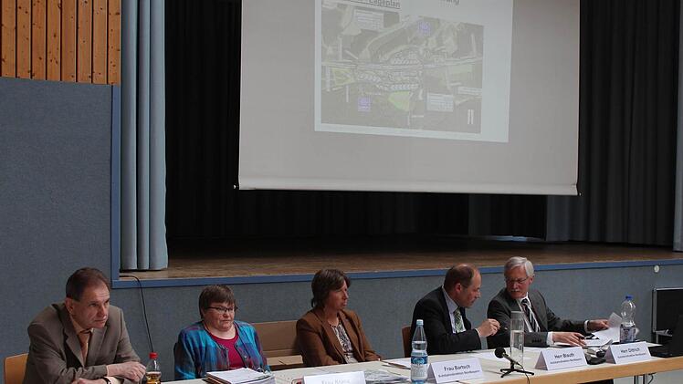 Den Bürgern gegenüber saßen die Vertreter der Autobahndirektion Nordbayern. Foto: Andreas Dorsch